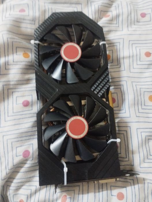 Відеокарта AMD RX 570 8 GB — ідеальний стан, працює без проблем.