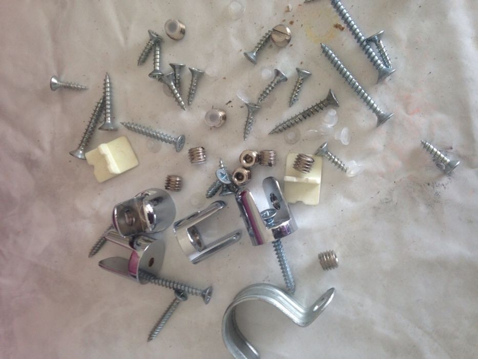 Várias peças parafusos e outros peças novas