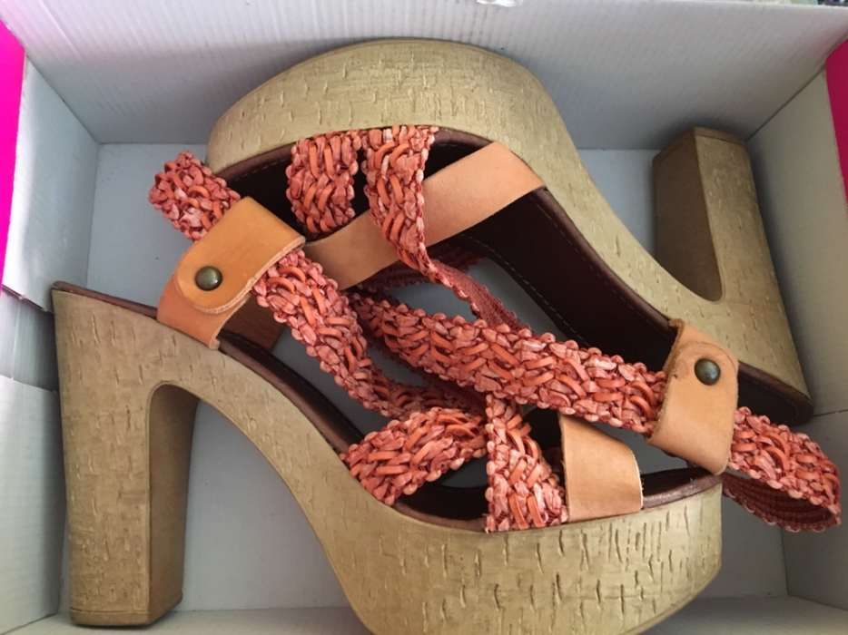 Sandálias coral Novas