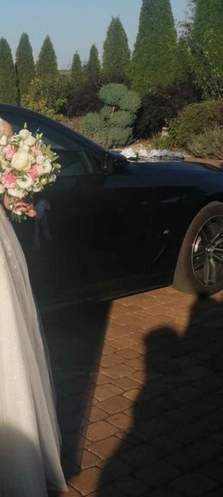 Białe wstążki z dodatkiem kwiatowym