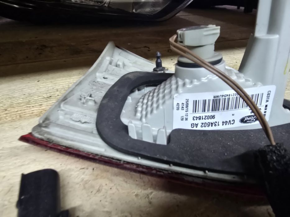Ford Kuga MK2 EURO6 lampa prawa tył w klapę