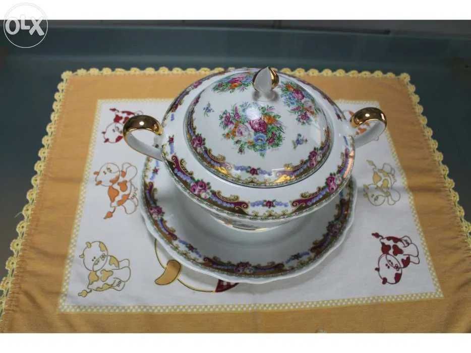 Terrinas antigas em porcelana
