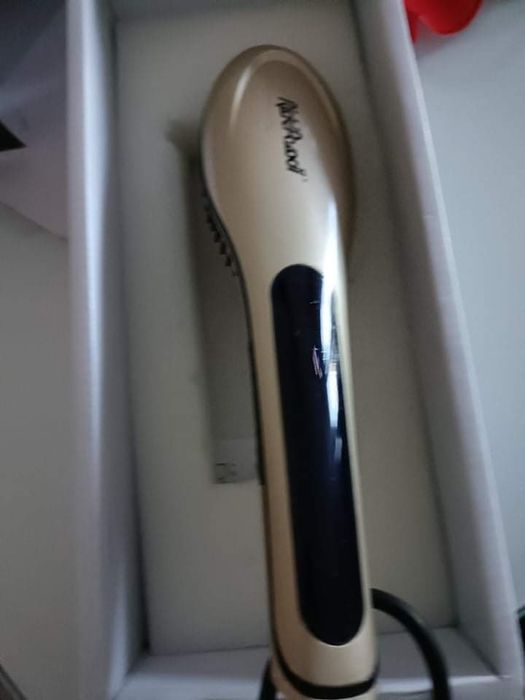 Vendo escova de alisar o cabelo
