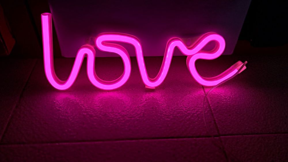 Candeeiros néon "love" e "dream"