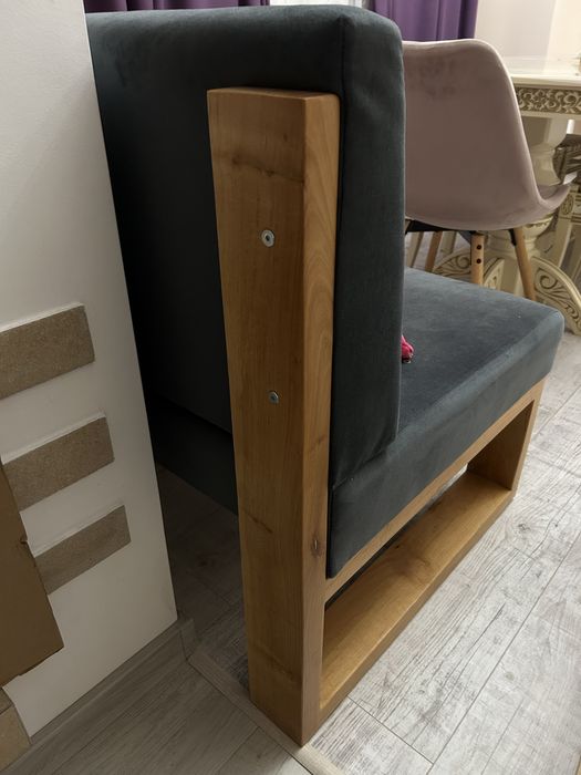 Диван з подушками