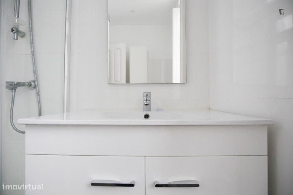 Quarto - localizado em Arroios Lisbon