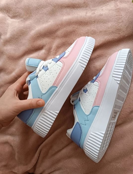 Nowe białe sneakersy z kolorowymi elementami, rozmiar 34.