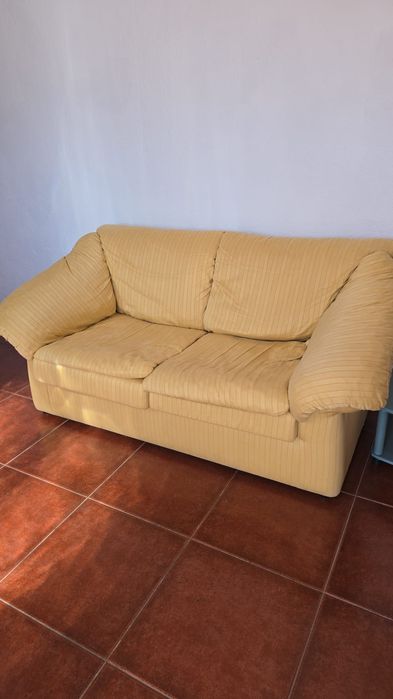 Sofá 2 lugares amarelo