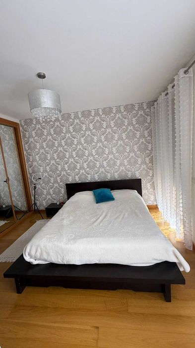 Cama de Casal+ estrado+ 2 gavetas de arrumação+ 2 mesas de cabeceira