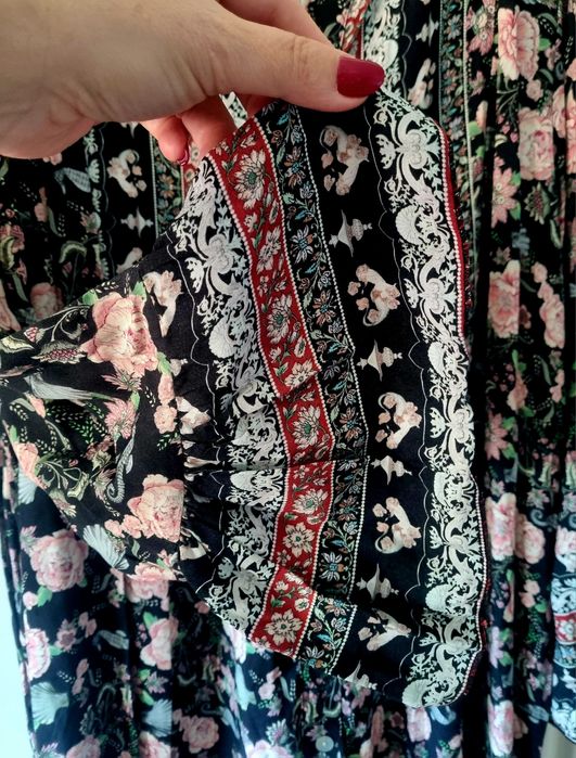 Vestido de manga comprida, florido em fundo preto.  TU