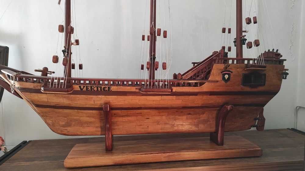 Vendo caravela reliquia em madeira com mais de 1 METRO