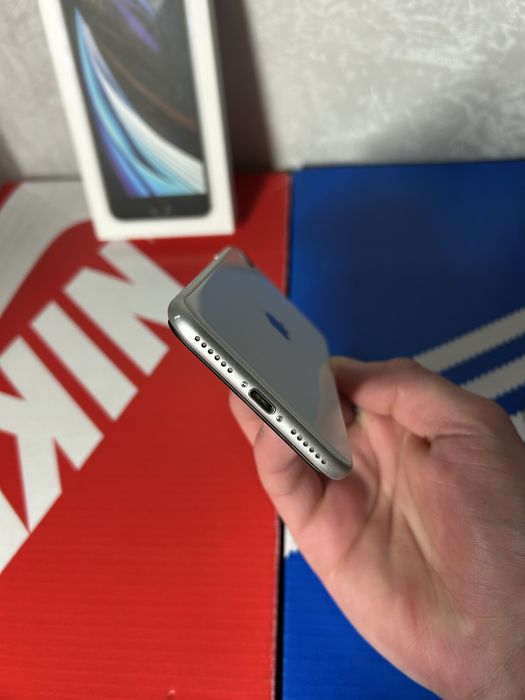 Айфон Се 2020 року