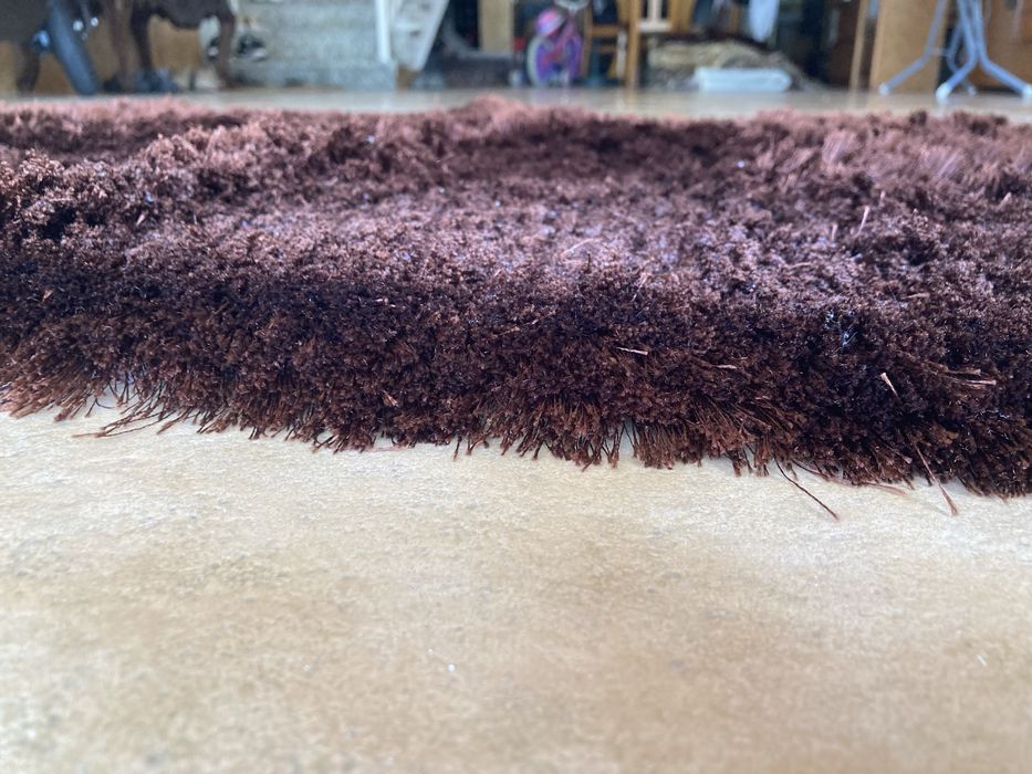 Tapete castanho de pelos