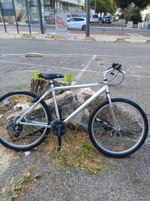 Bicicleta com componentes Shimano revista e pronta a andar