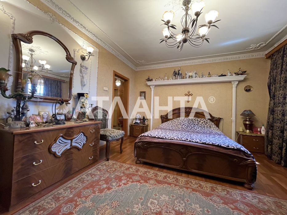 Трехкомнатная квартира с большой кухней студией