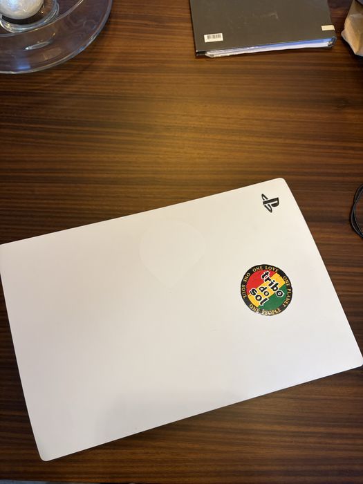 Playstation com 1 comando 825GB