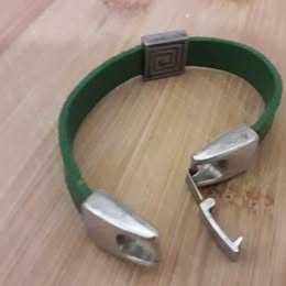 Pulseira verde com aplicação em estanho