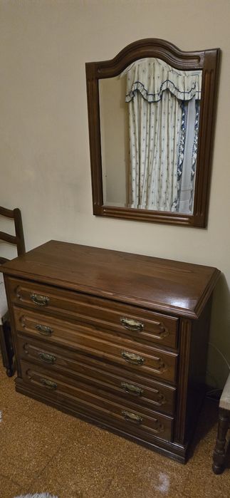 Comoda com espelho, mesas de cabeceira e 3 cadeiras de quarto