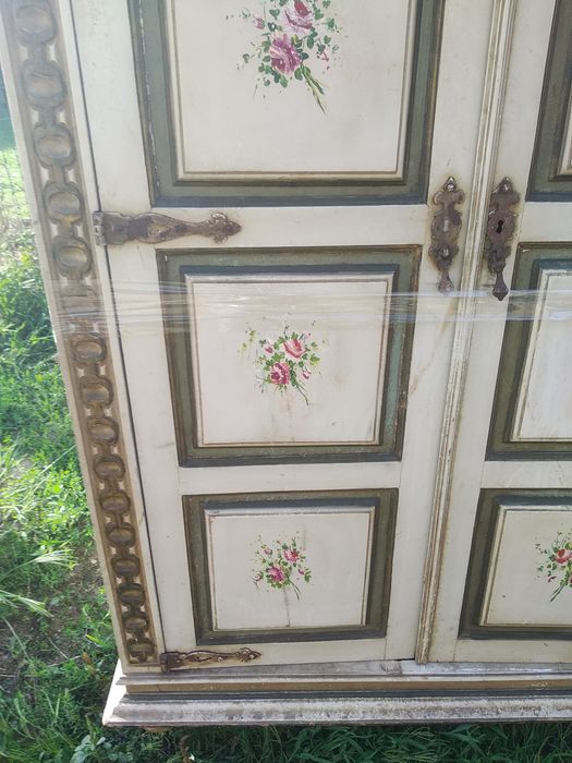 Armário antigo e móvel de canto pintado á mão com mais de 100 anos