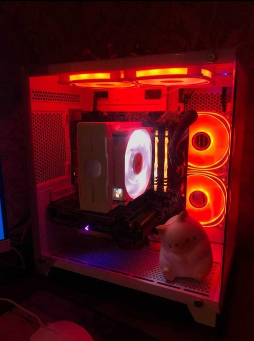 Білий ігровий ПК (повна збірка) + монітор + клавіатура.