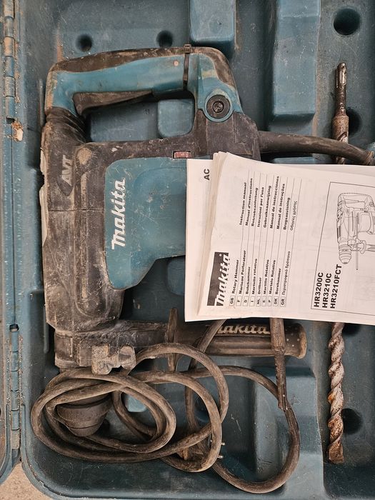 Vende-se Martelo Demolidor Profissional Makita com Tecnologia AVT (Anti-Vibration Technology).