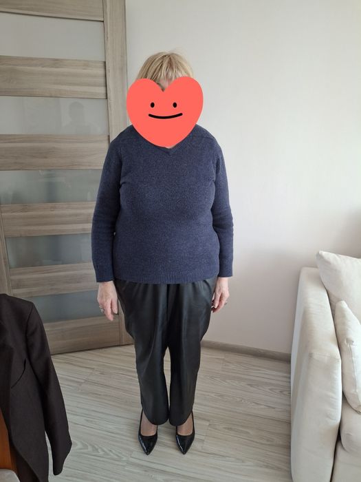 Sweter granatowy w serek damski