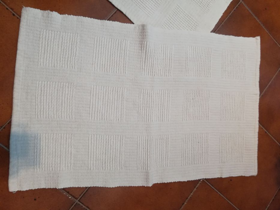 2 tapetes 90x65 brancos novo