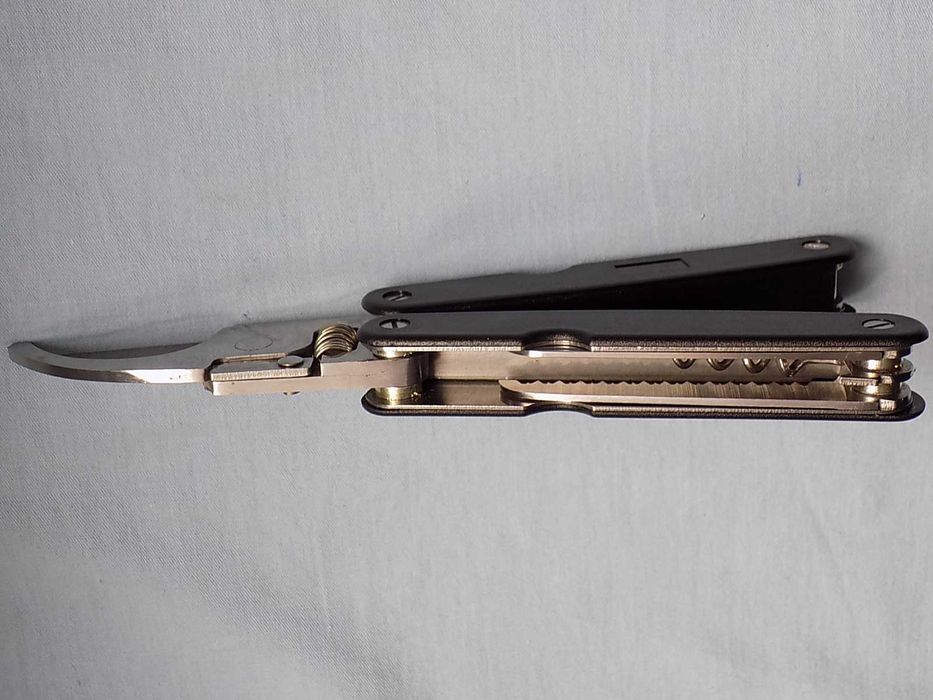 Sekator ogrodowy Multi - Tool .Nóż, piła, korowanie, korkociąg i inne.