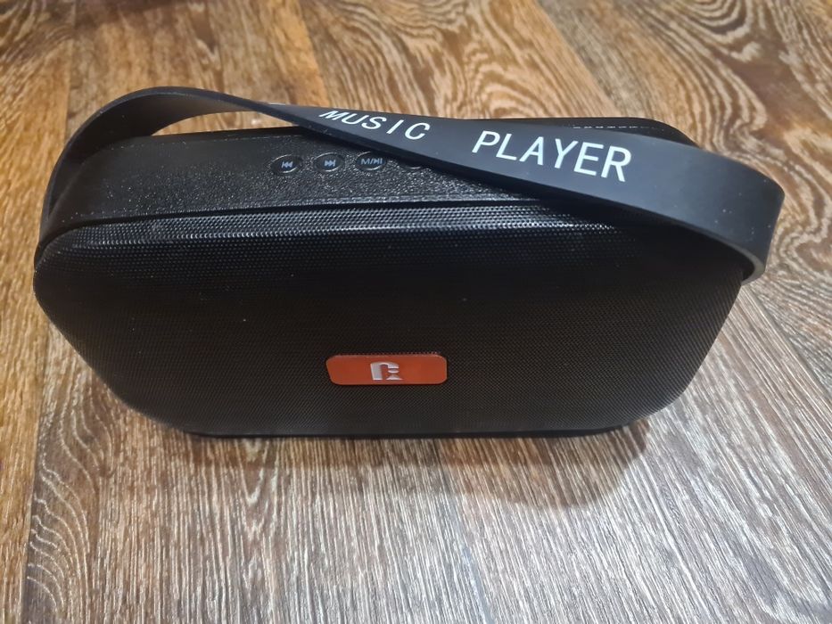 Отличный подарок. Музыкальная блютуз колонка. Как Новая.