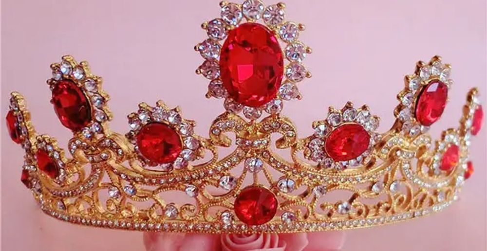 Блискучі тіари, корони, діадеми