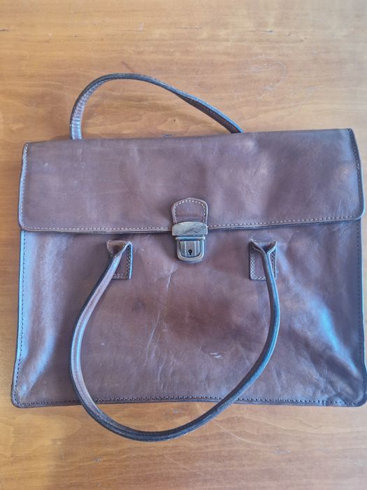 Pasta castanha em pele genuína.