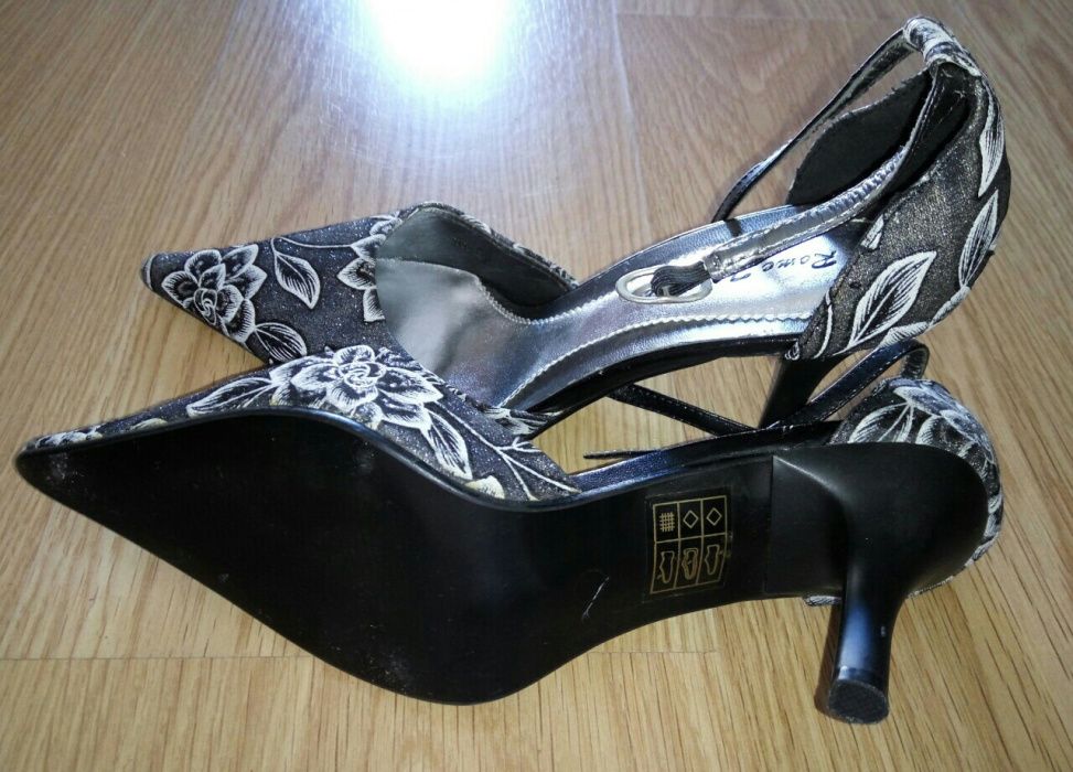 Sapatos c/ brilhantes - TAM 37 NOVOS