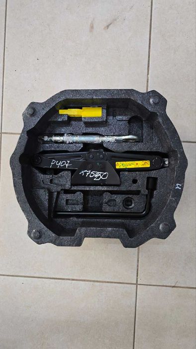 Набір Органайзер Домкрат Ключ Крюк Буксирувальний Peugeot 407