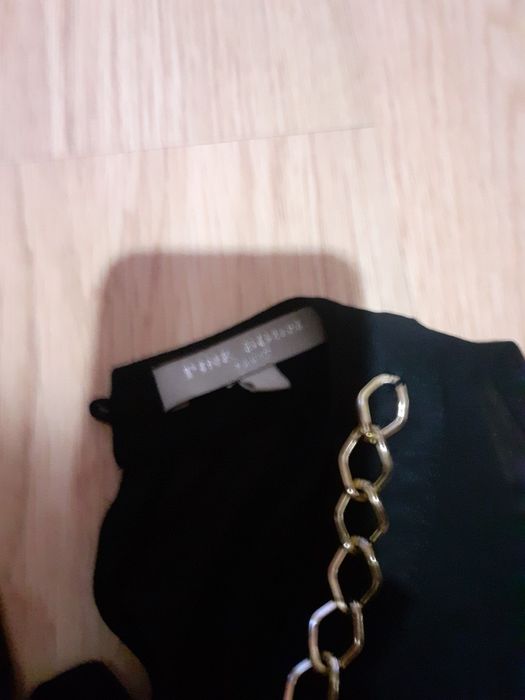 Blusa/top preta com colar dourado gola