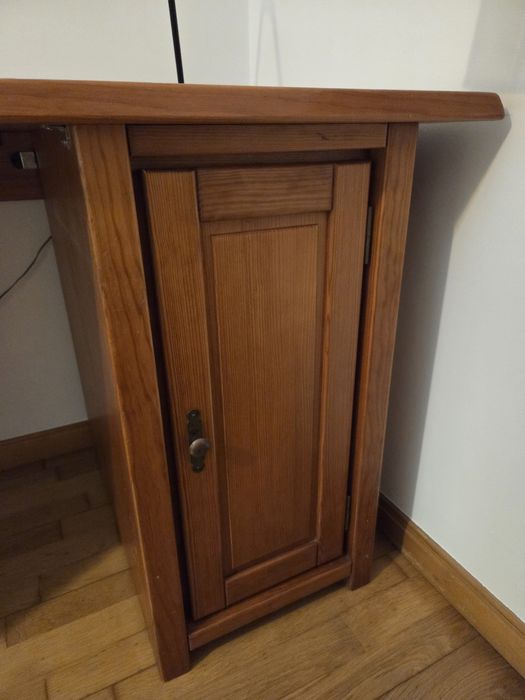 Secretária em madeira com cadeira