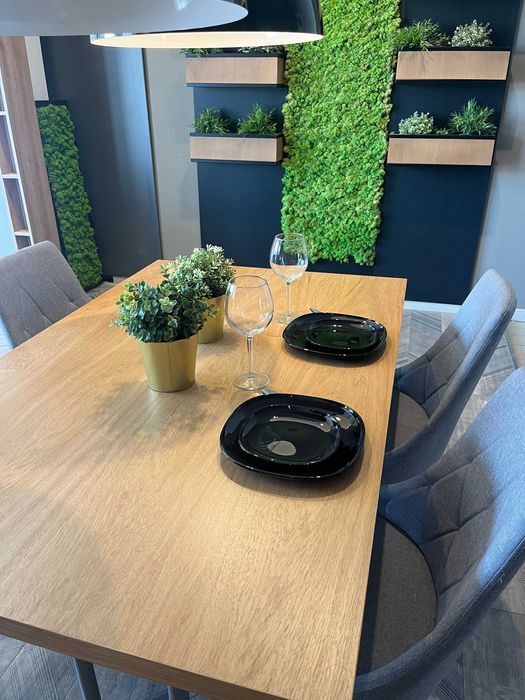 Stół drewniany fornirowany dębem naturalnym – klasyczny design