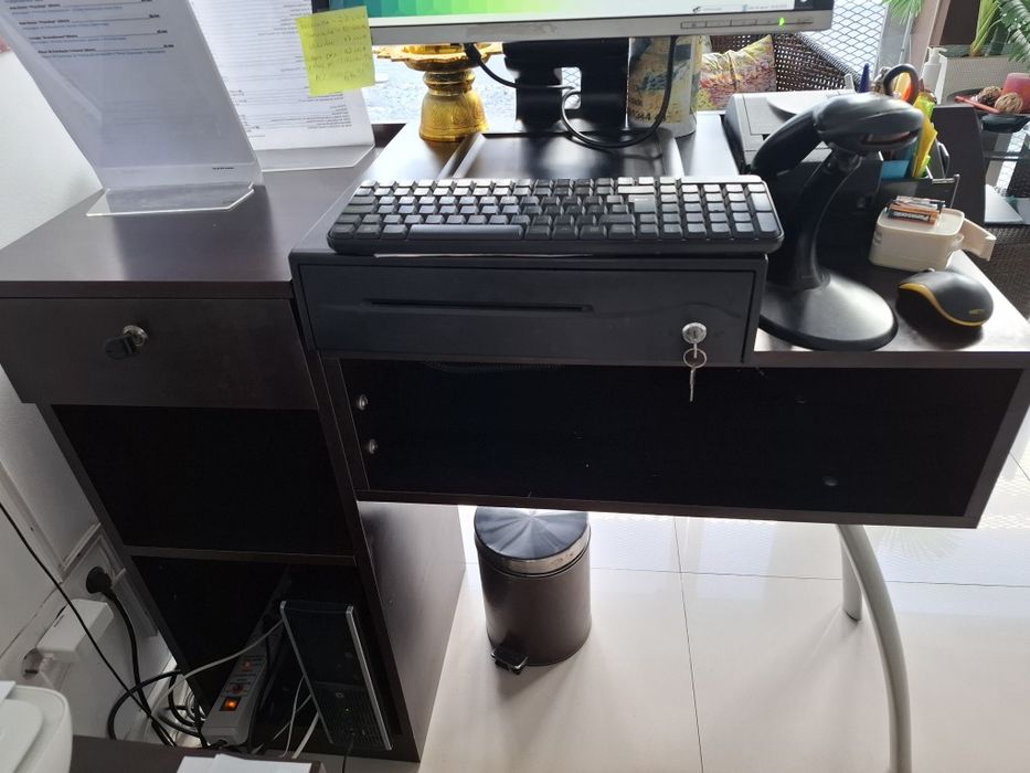 Balcão de recepção em madeira  wengue