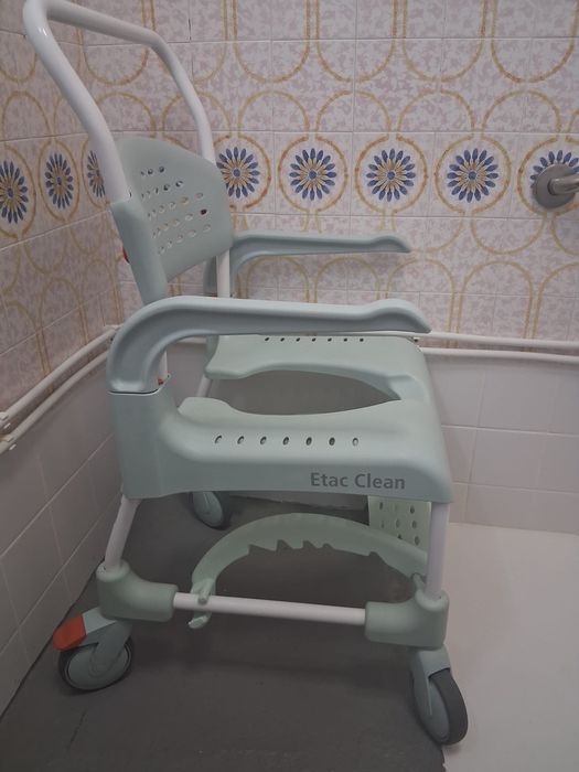 Cadeira de banho/sanitária com rodas