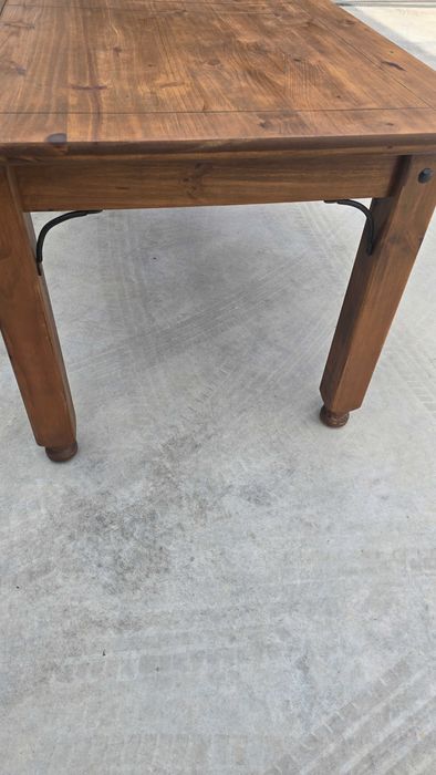 Mesa de jantar com 4 cadeiras em madeira maciça.