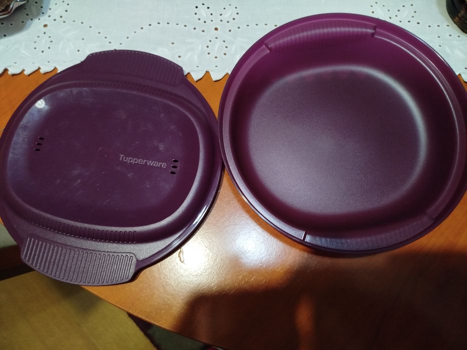 Tupperware bordeaux para fazer omelete no microondas