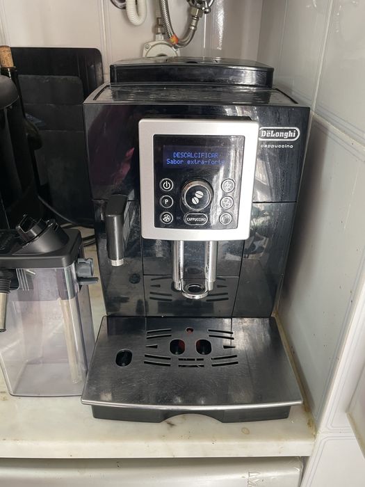 Maquina de cafe automatica Delonghi com moinho