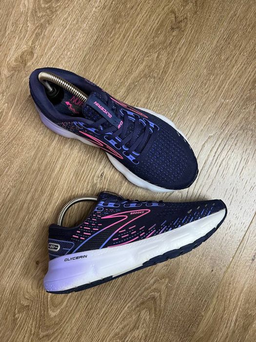 Продам БОМБЕЗНІ жіночі бігові кросівки Brooks Glycerin 20
