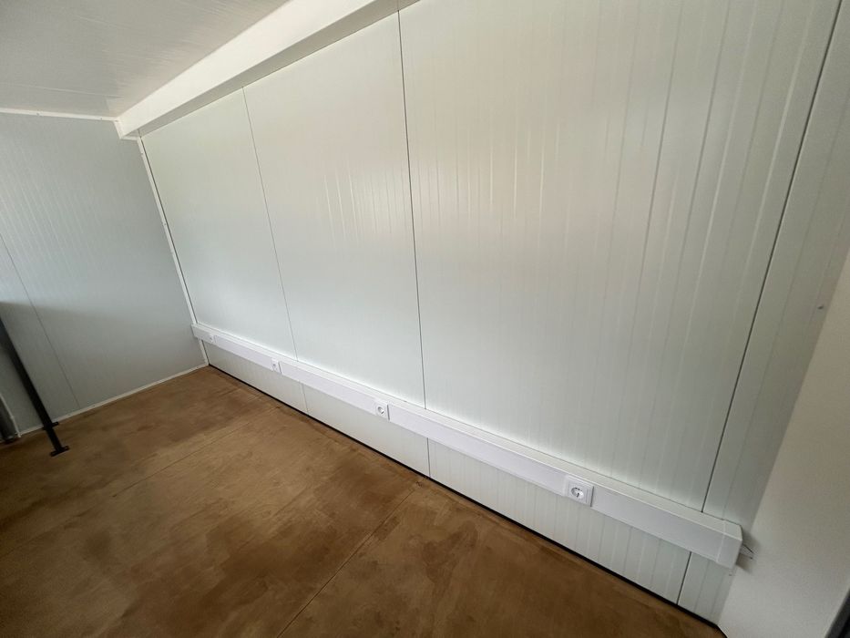 Contentor bar novo com WC pronto a transportar