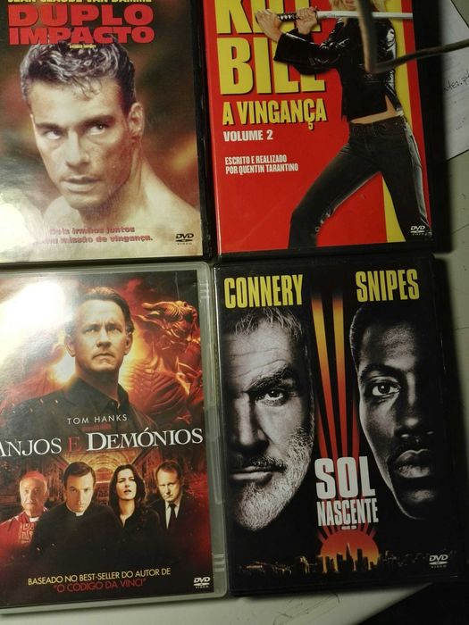 DVDs de filmes, alguns ainda selados.