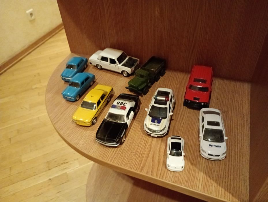 Продам колекційні машинки
