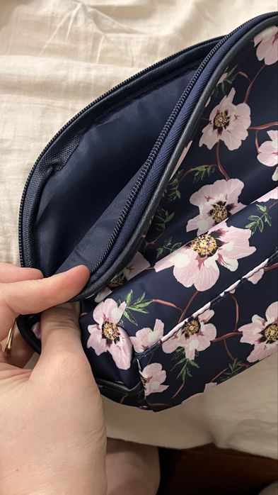 Nowa duża kosmetyczka w kwiaty – Pojemna i solidna / Wrocław