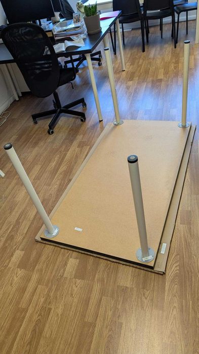 Mesa IKEA Linnmon Castanho Escuro + Pernas Adils Brancas 140cm x 60cm