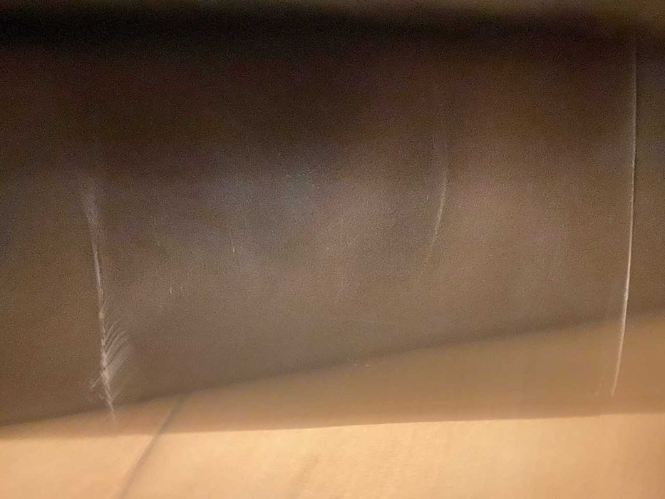 Sofá preto de dois lugares, usado.