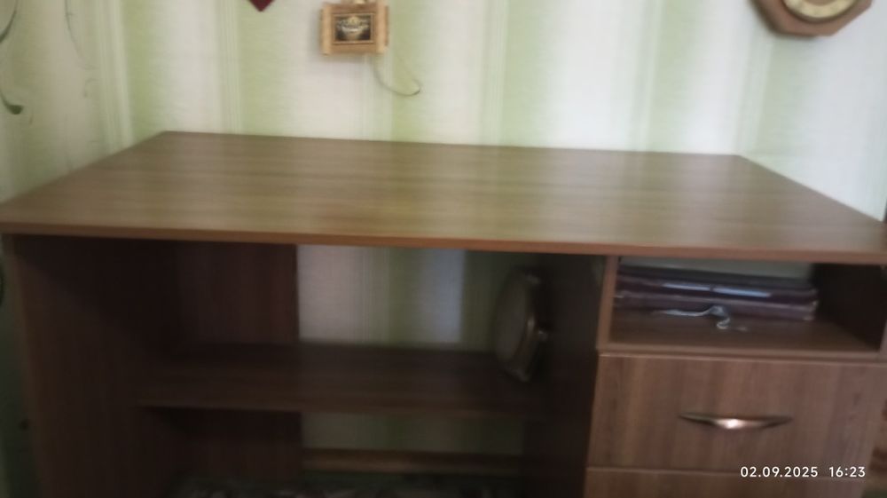 Стіл письмовий на три шухляди