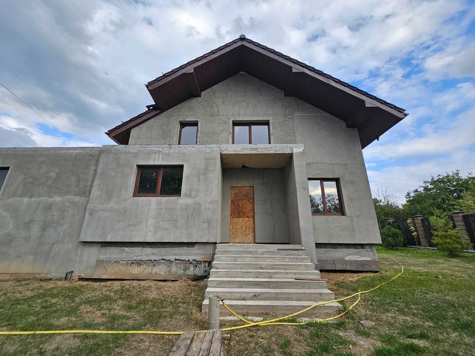 Продаётся новый просторный дом недалеко от воды, в районе Карачунов